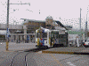 後免町駅で発車を待つとでん。後ろにあるのが土佐くろしお鉄道 ごめん・なはり線の駅舎