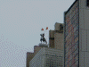 スカイバス東京からの眺め(28)/エルメスのビルの屋上にいる騎士像。何かを持っています(^o^)