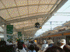 万博八草駅/エキスポシャトルからたくさんの乗客が降りてきます