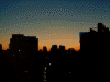 夜明け前のビルのシルエット