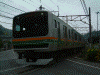 横須賀線の踏切を越える。電車は湘南新宿ラインの逗子行き