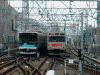 武蔵小杉駅から元住吉方向を眺める(3)/埼玉高速鉄道2000系(左)の横を東横特急 9000系が通過。高架化後、東横線はさらに右の線路を通ることになる