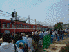 京急久里浜行きの電車を待つ人たち