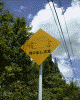 「いのしし注意」の交通標識