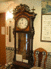 別館入口のアンティーク時計
