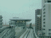 扇大橋駅と停車中の日暮里行き列車