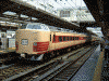 国鉄形カラーの特急電車が通過(2)／横浜駅