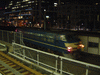 寝台特急「富士・はやぶさ」/東京駅(14)・機回しが済んだEF66型機関車が接近