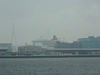 Queen Mary 2(1)／大黒ふ頭の建物の向こうに見えます