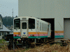 荒砥駅奥の車庫に止まるフラワー長井線のレールバス
