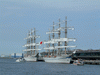 帆をたたみ始めた日本丸・海王丸(8)