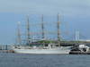 帆をたたみ終わった海王丸(2)