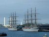 帆をたたみ終わった日本丸・海王丸(3)