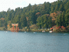 海賊船からの芦ノ湖周辺の眺め(2)／箱根神社