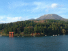 海賊船からの芦ノ湖周辺の眺め(4)／箱根神社，駒ヶ岳