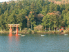 海賊船からの芦ノ湖周辺の眺め(5)／箱根神社