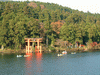 海賊船からの芦ノ湖周辺の眺め(7)／箱根神社