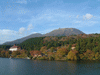 海賊船からの芦ノ湖周辺の眺め(9)／小田急山のホテル，駒ヶ岳