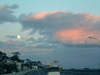 夕陽に照らされた雲と昇る月(2)