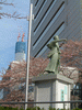勝海舟の銅像と東京スカイツリー