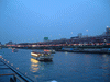 夜桜観光船からの眺め(4)／屋形船と隅田川岸の桜