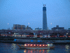 夜桜観光船からの眺め(5)／東京スカイツリーと屋形船