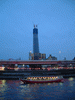 夜桜観光船からの眺め(7)／東京スカイツリーと屋形船