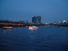 夜桜観光船からの眺め(9)／派手な屋形船が接近