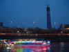 夜桜観光船からの眺め(11)／東京スカイツリーと屋形船