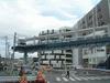 トツカーナモールと国道1号線にかかる歩道橋（建設中）