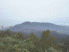 紅葉で赤く染まった山