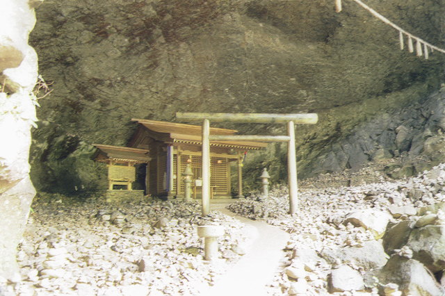 天岩戸神社・天安河原の洞窟